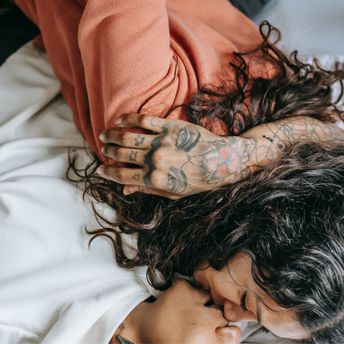 couple kissing
